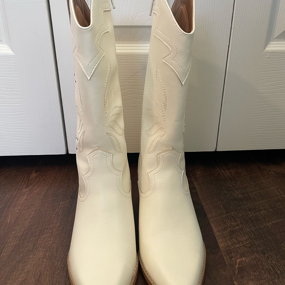 Universal Thread Cream Heeled Boots